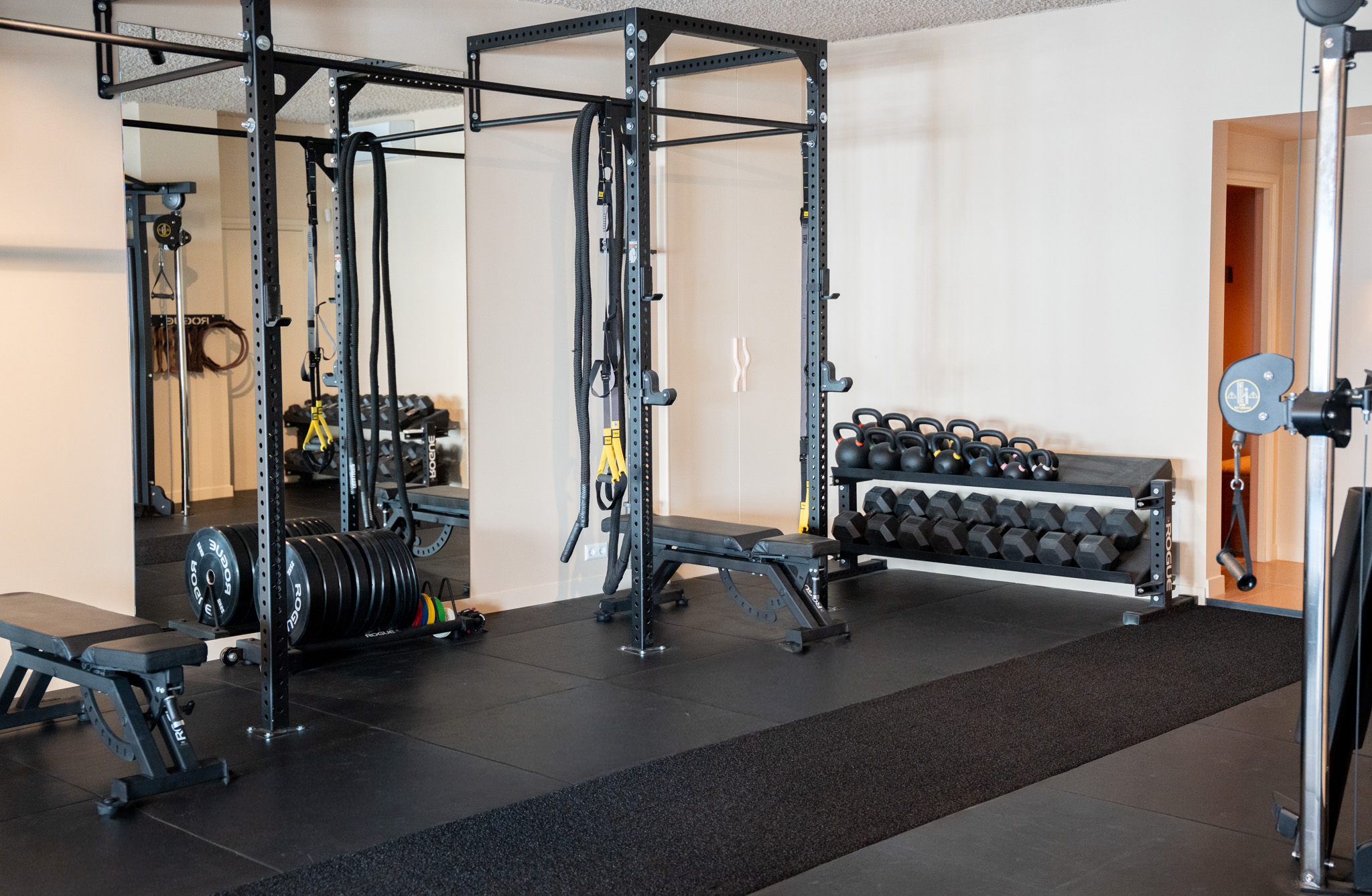 freddies studio bussum fitnessruimte met power racks kettlebellrek en doorkijk naar kabelmachine