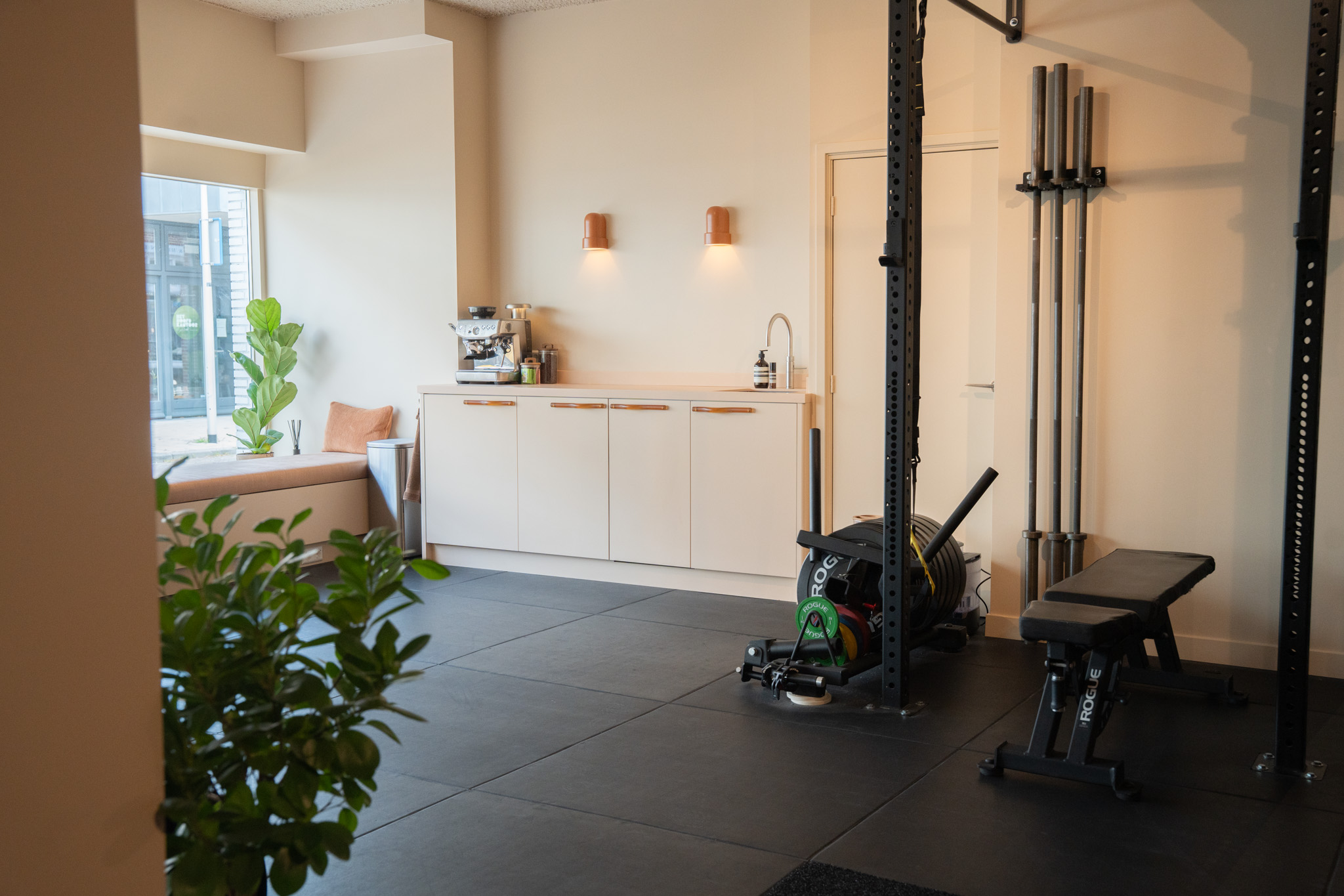 freddies studio bussum fitnessruimte met sledetrainer rogue gewichtsschijven en verstelbare bank
