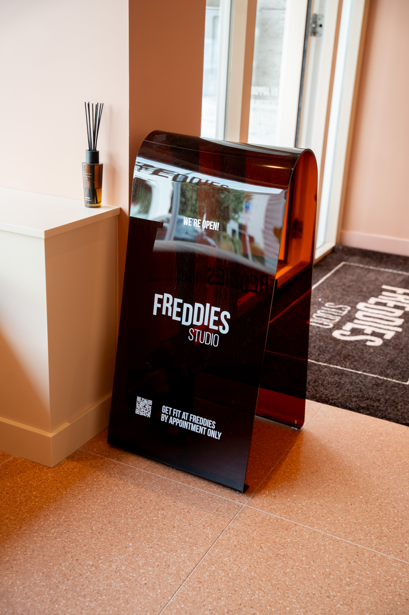 freddies-studio-bussum-freddies-studio-reclamebord-bij-ingang-met-geurstokje-en-deurmat