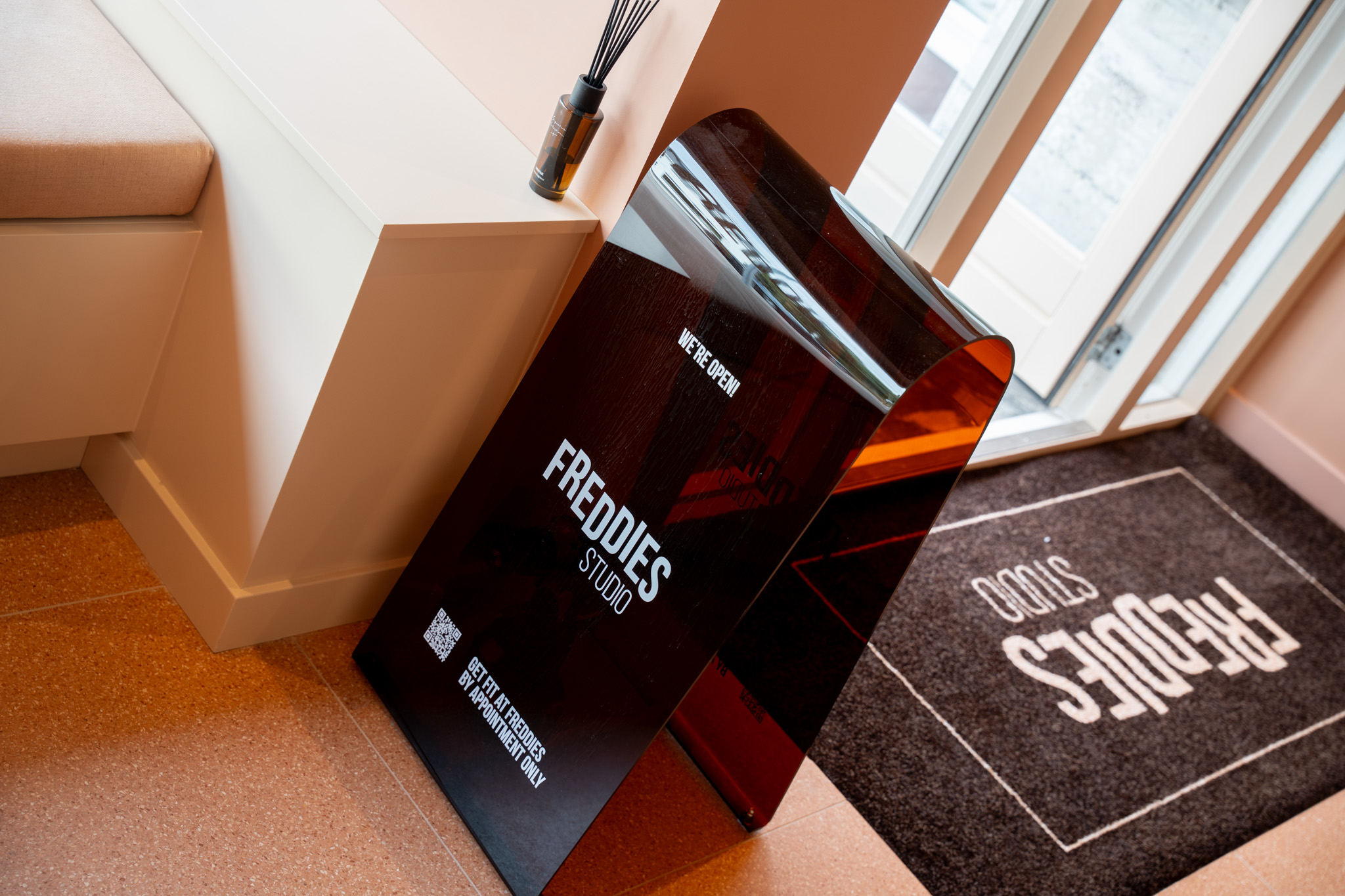 freddies studio bussum freddies studio reclamebord bij ingang schuine hoek met raam