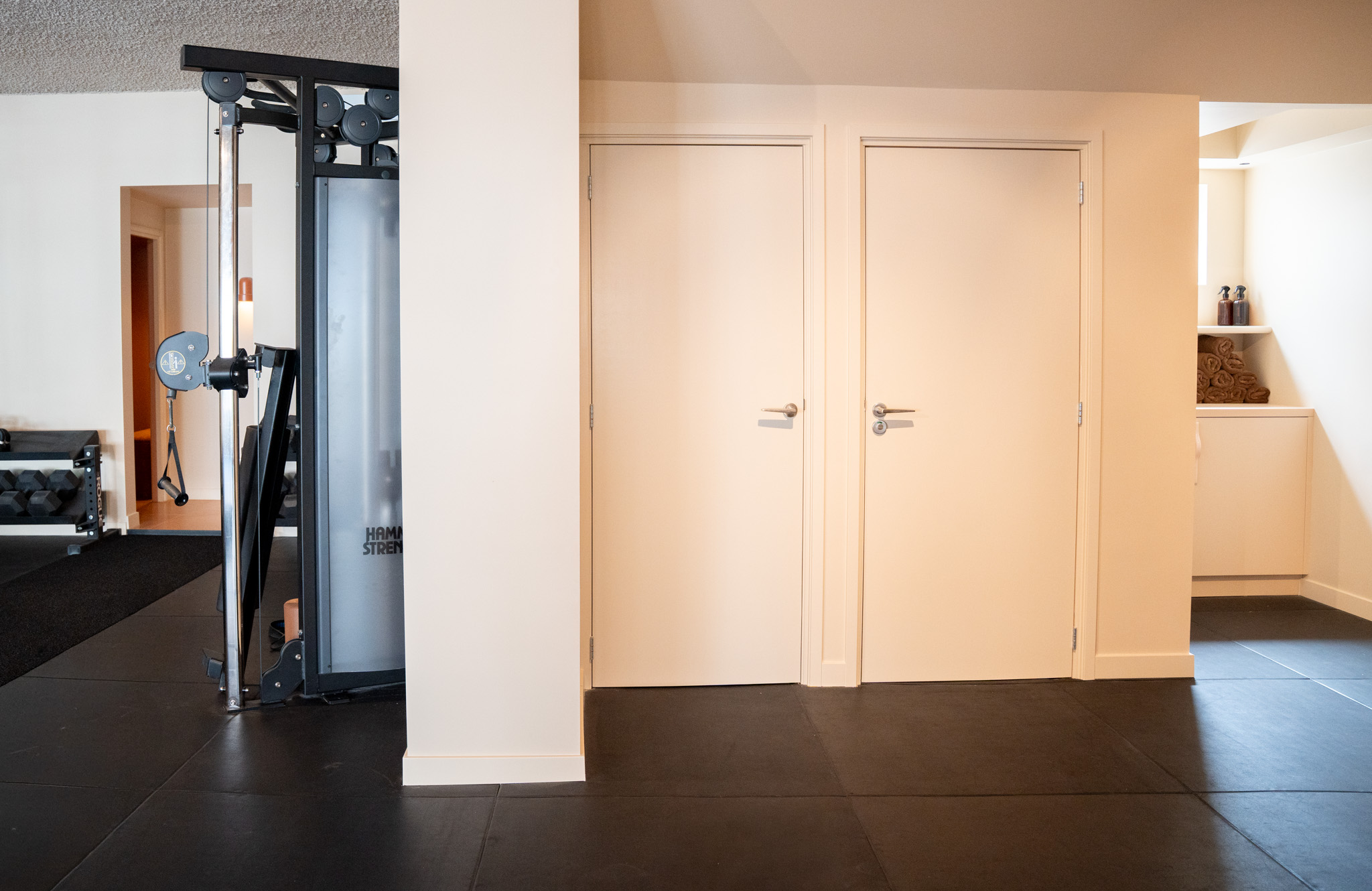 freddies studio bussum gang met hammer strength kabelmachine en twee deuren