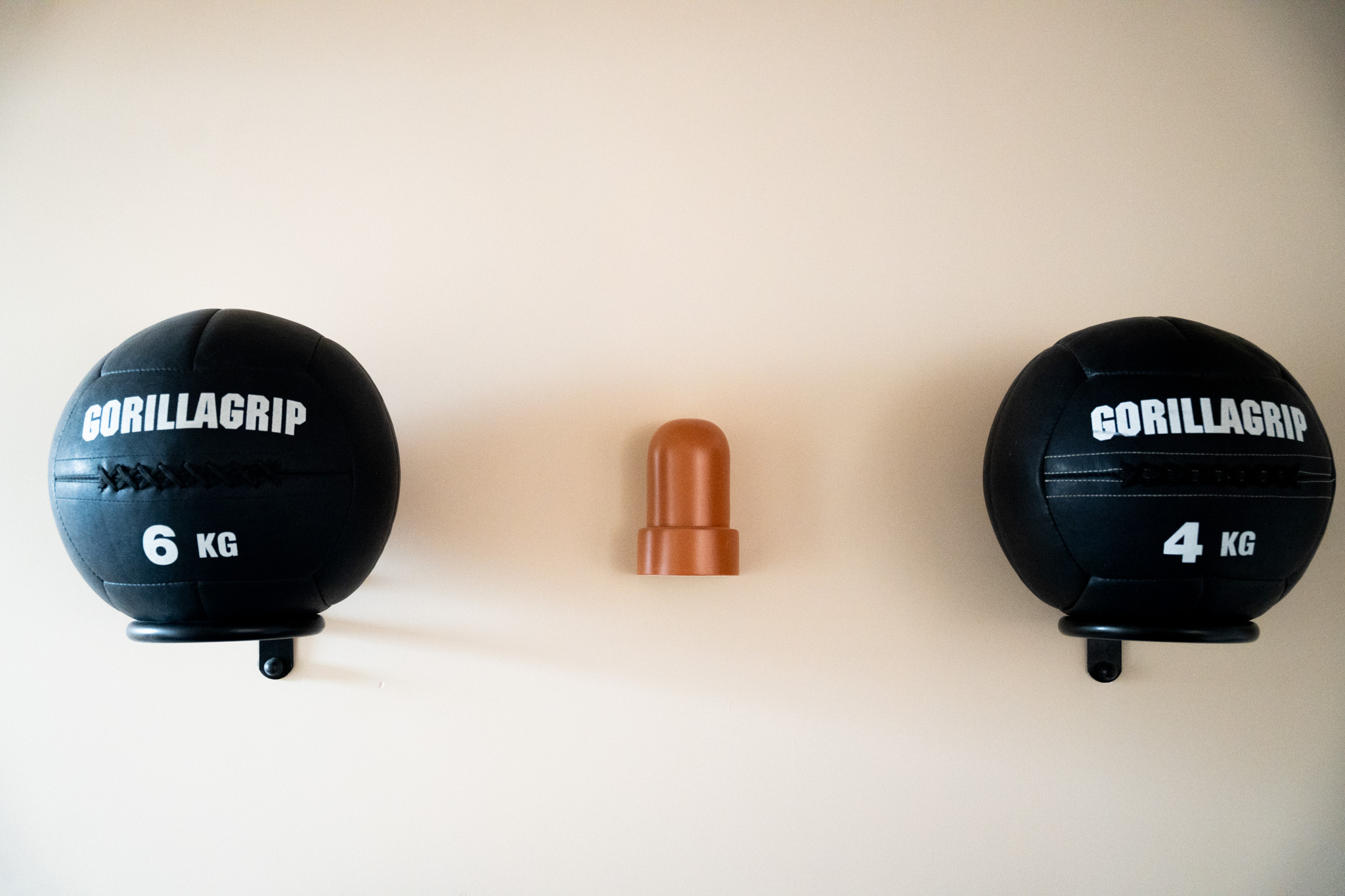 freddies studio bussum gorillagrip medicijnballen zes kg en vier kg met wandlamp ertussen