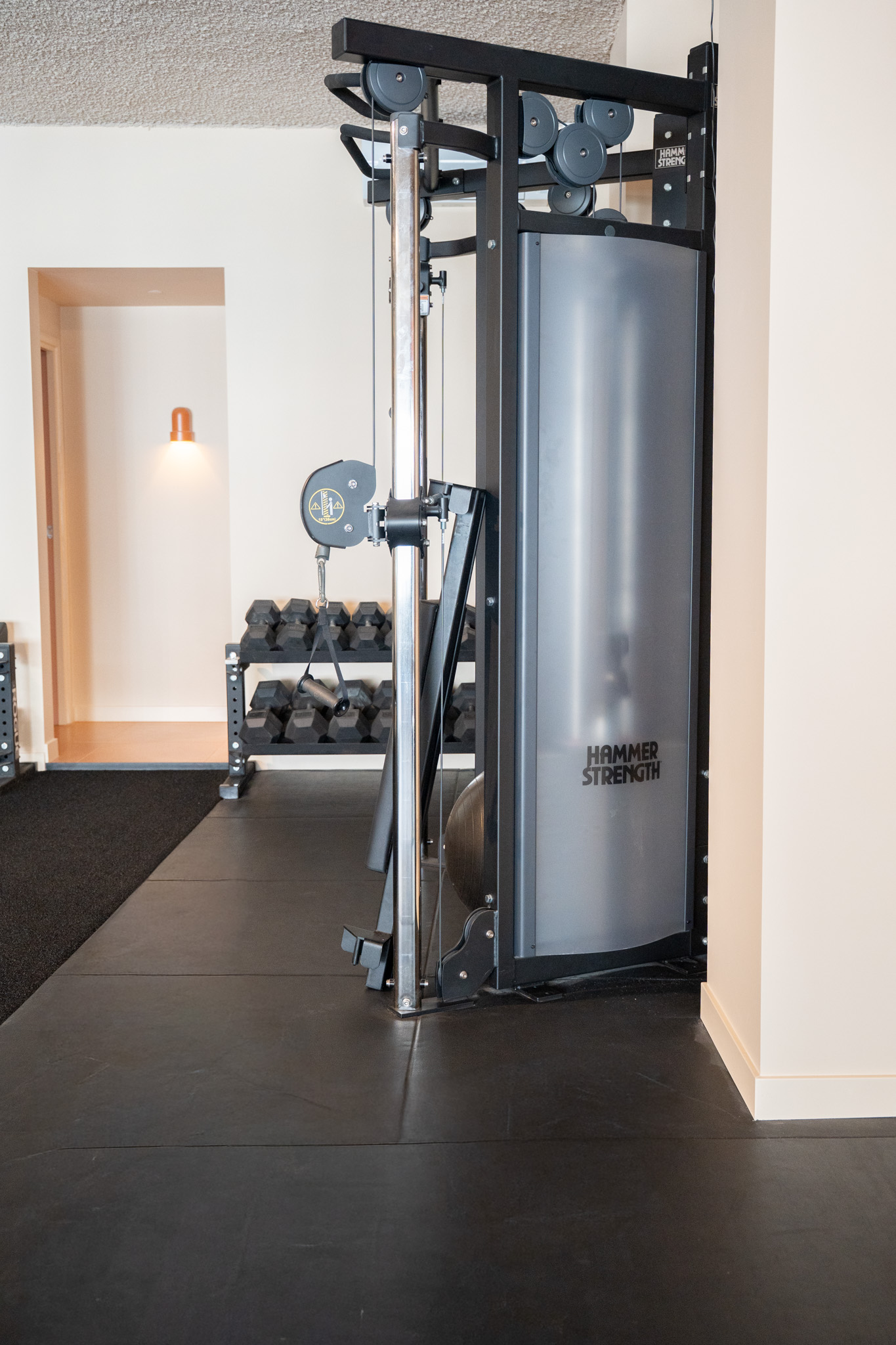 freddies-studio-bussum-hammer-strength-kabelmachine-met-dumbbellrek-op-achtergrond