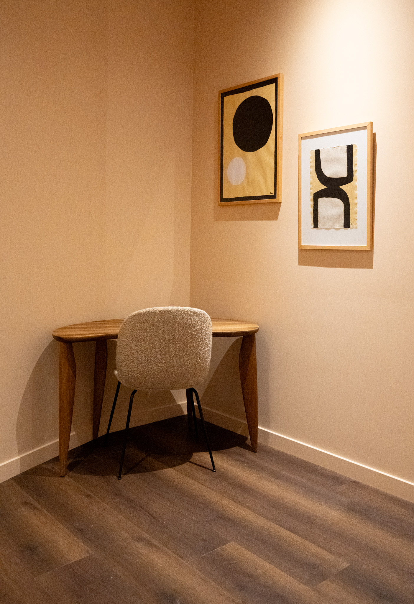 freddies-studio-bussum-hoek-met-bureautafel-boucle-stoel-en-abstracte-kunstwerken-andere-hoek