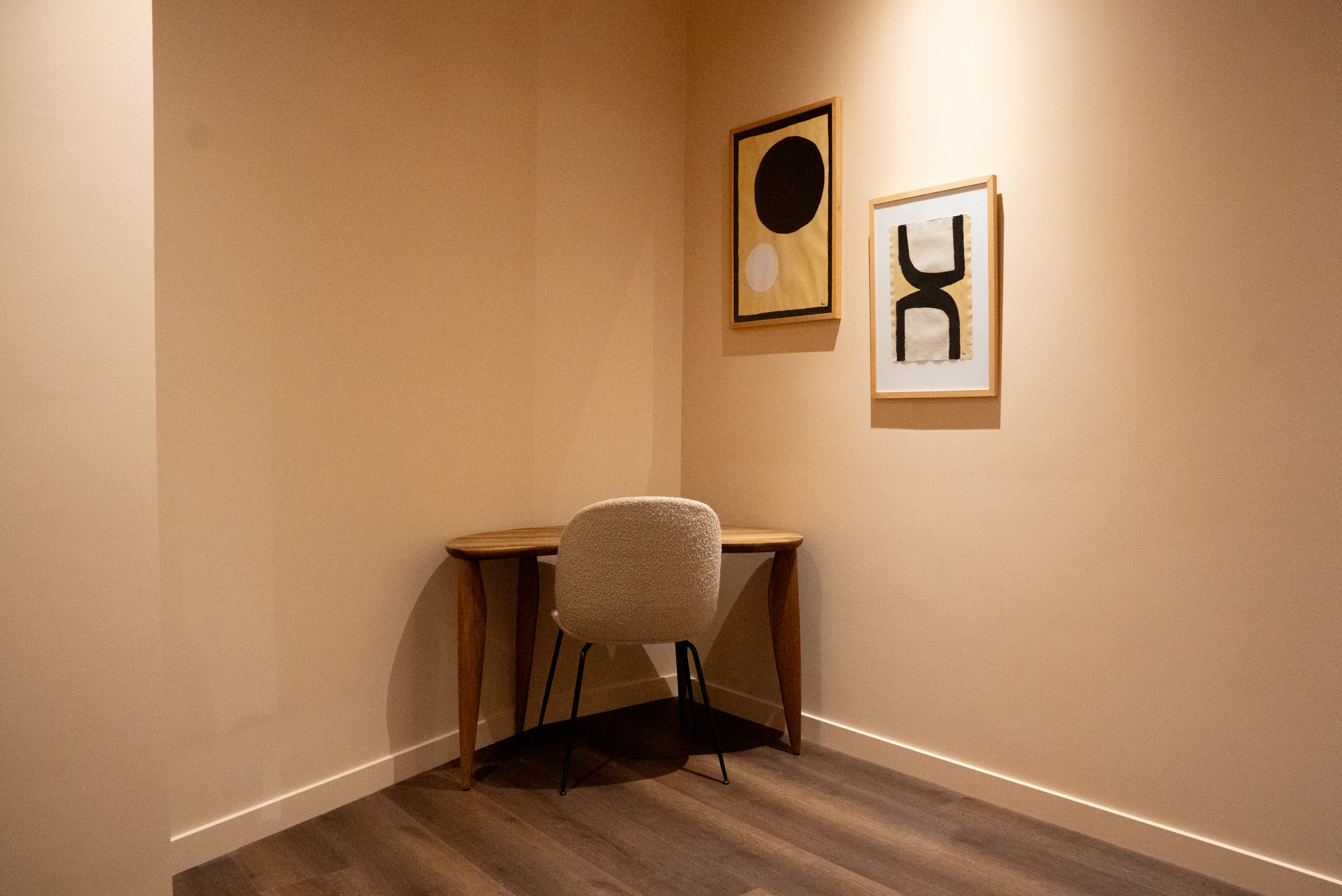 freddies studio bussum hoek met bureautafel boucle stoel en abstracte kunstwerken breed beeld