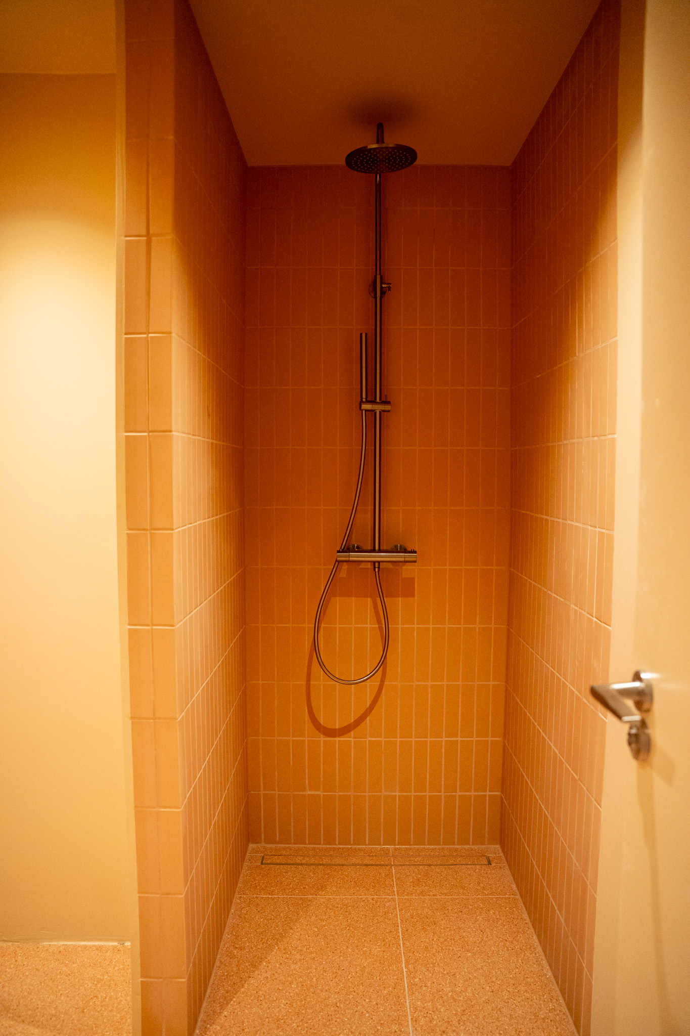 freddies-studio-bussum-inloopdouche-met-terracotta-tegels-en-regendouche