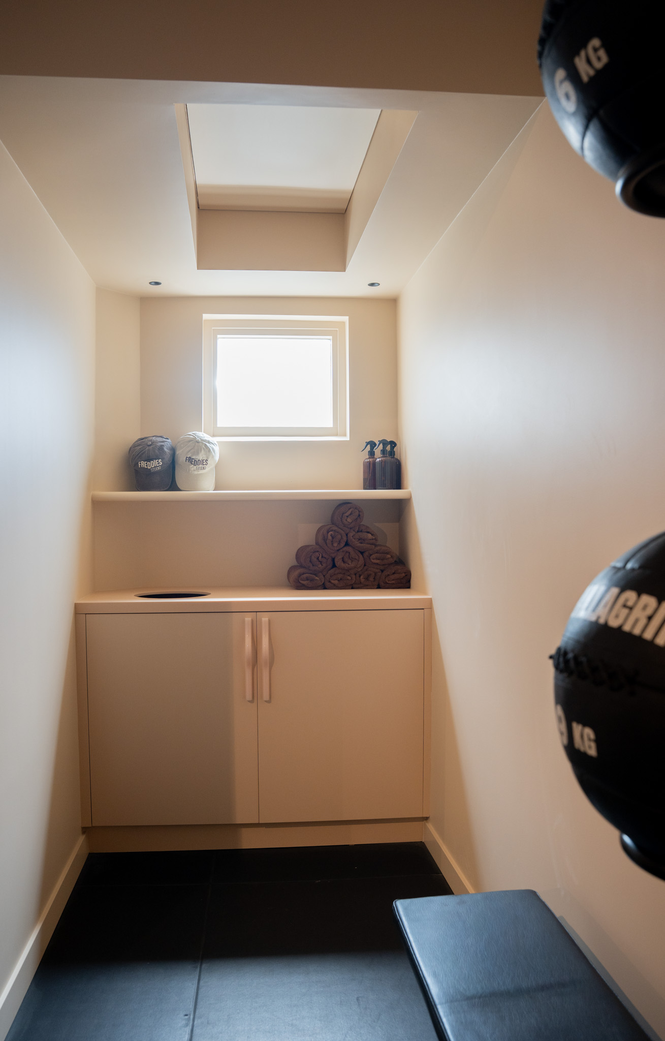 freddies-studio-bussum-kastje-met-handdoeken-freddies-studio-petten-en-sprayflacons-bij-dakraam