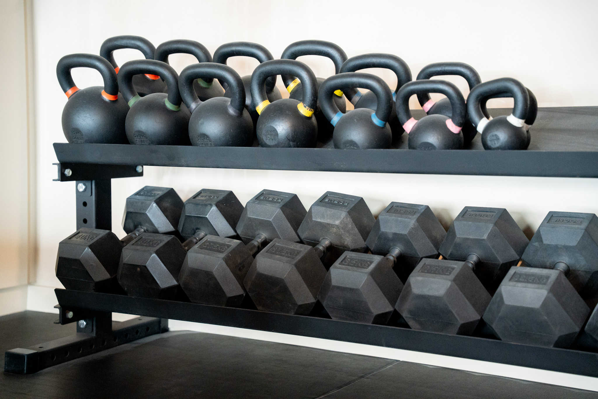 freddies studio bussum kettlebellrek met hexagonale dumbbells vanuit lagere hoek