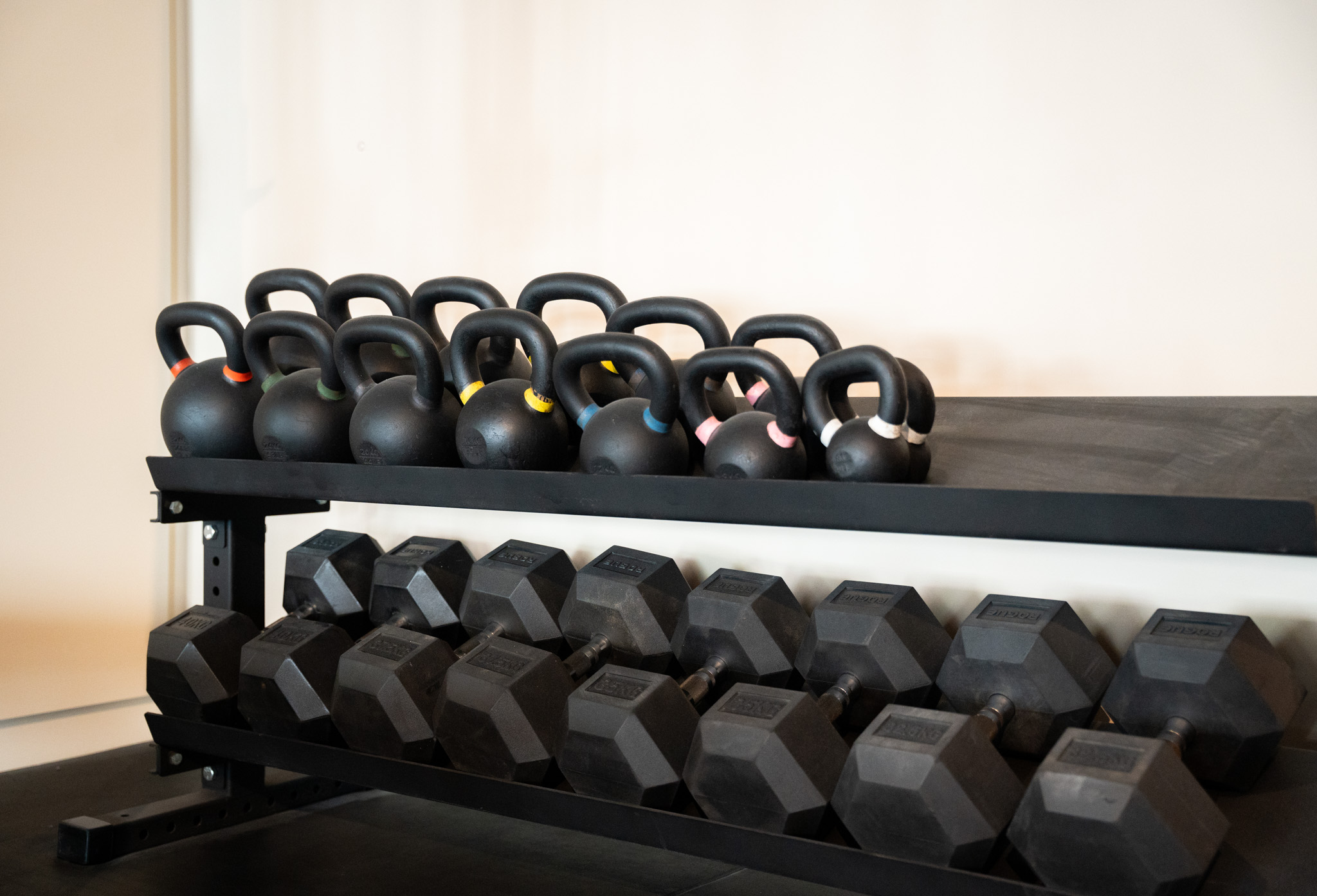 freddies studio bussum kettlebellrek volledige breedte met hexagonale dumbbells eronder