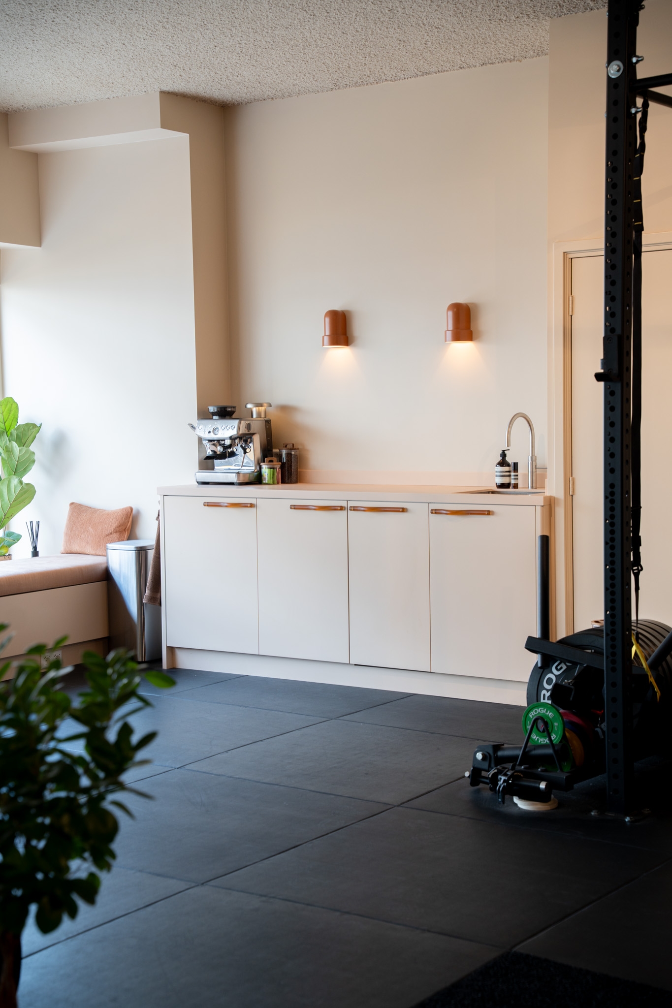 freddies-studio-bussum-keukenblok-met-koffiezetapparaat-en-sledetrainer-op-achtergrond