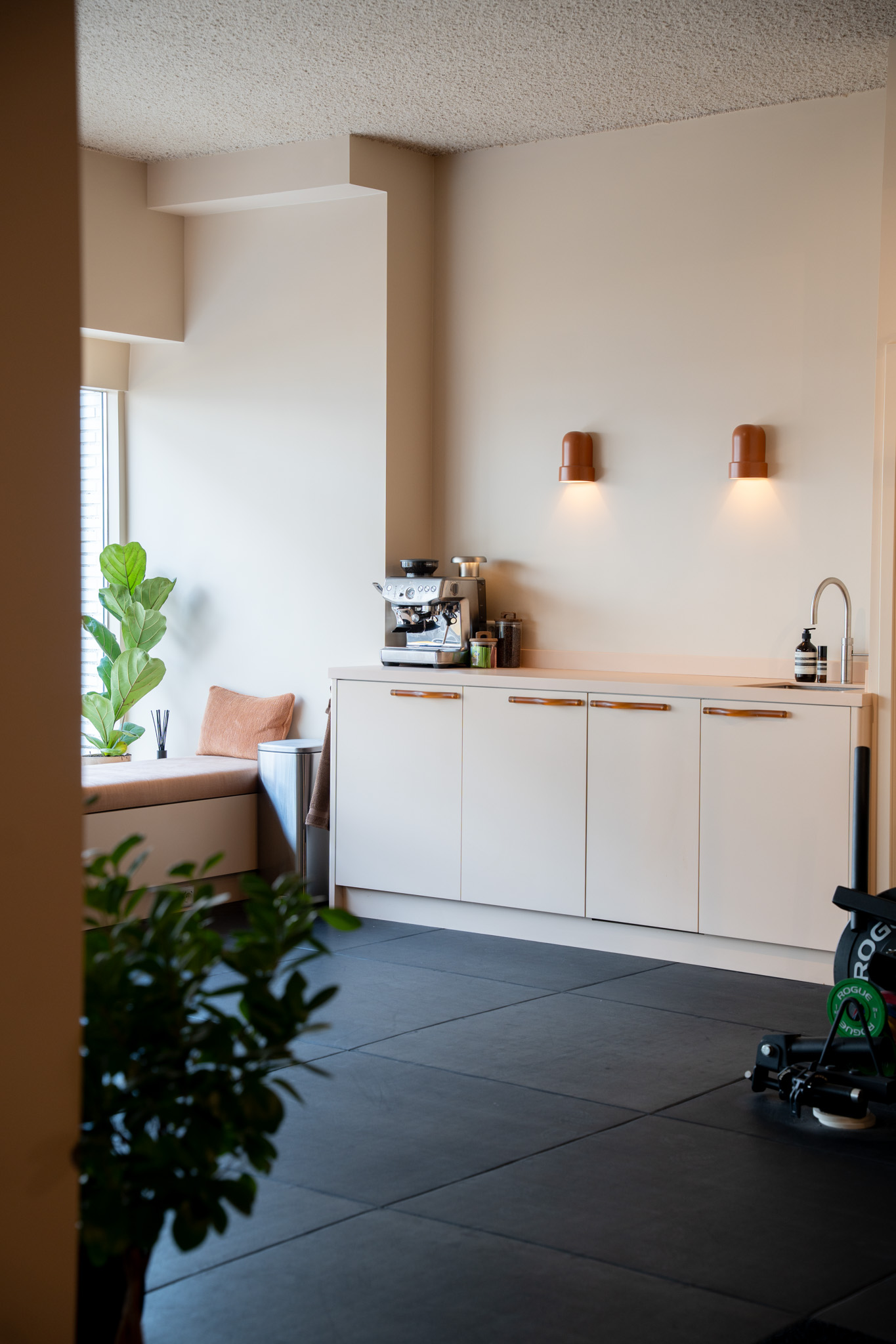 freddies-studio-bussum-keukenblok-met-koffiezetapparaat-wandlampen-en-deur-op-achtergrond