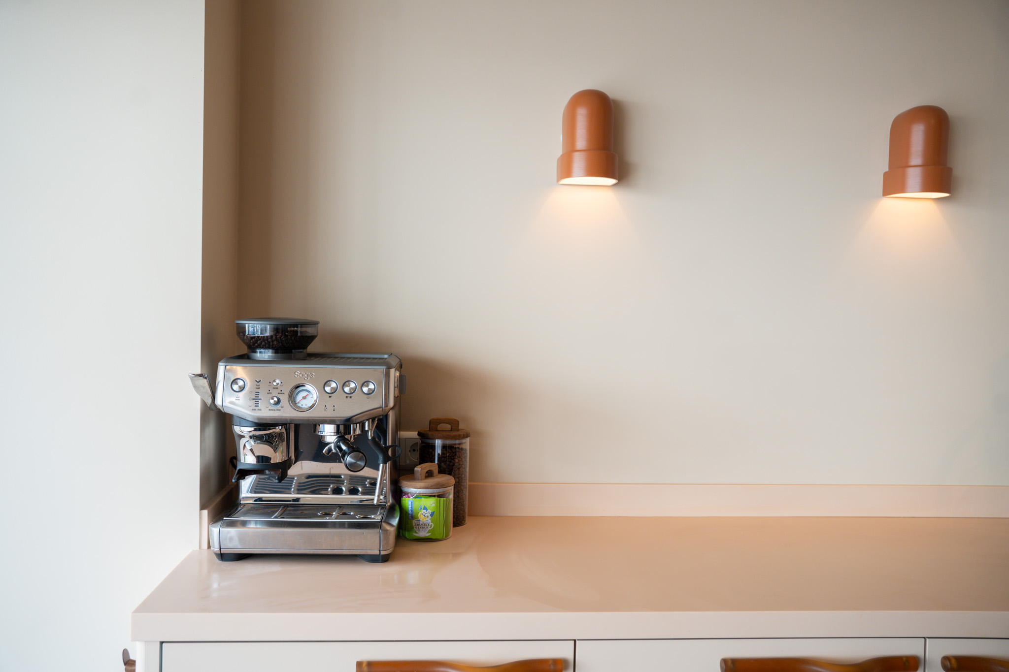 freddies studio bussum koffiezetapparaat op aanrecht met twee terracotta wandlampen