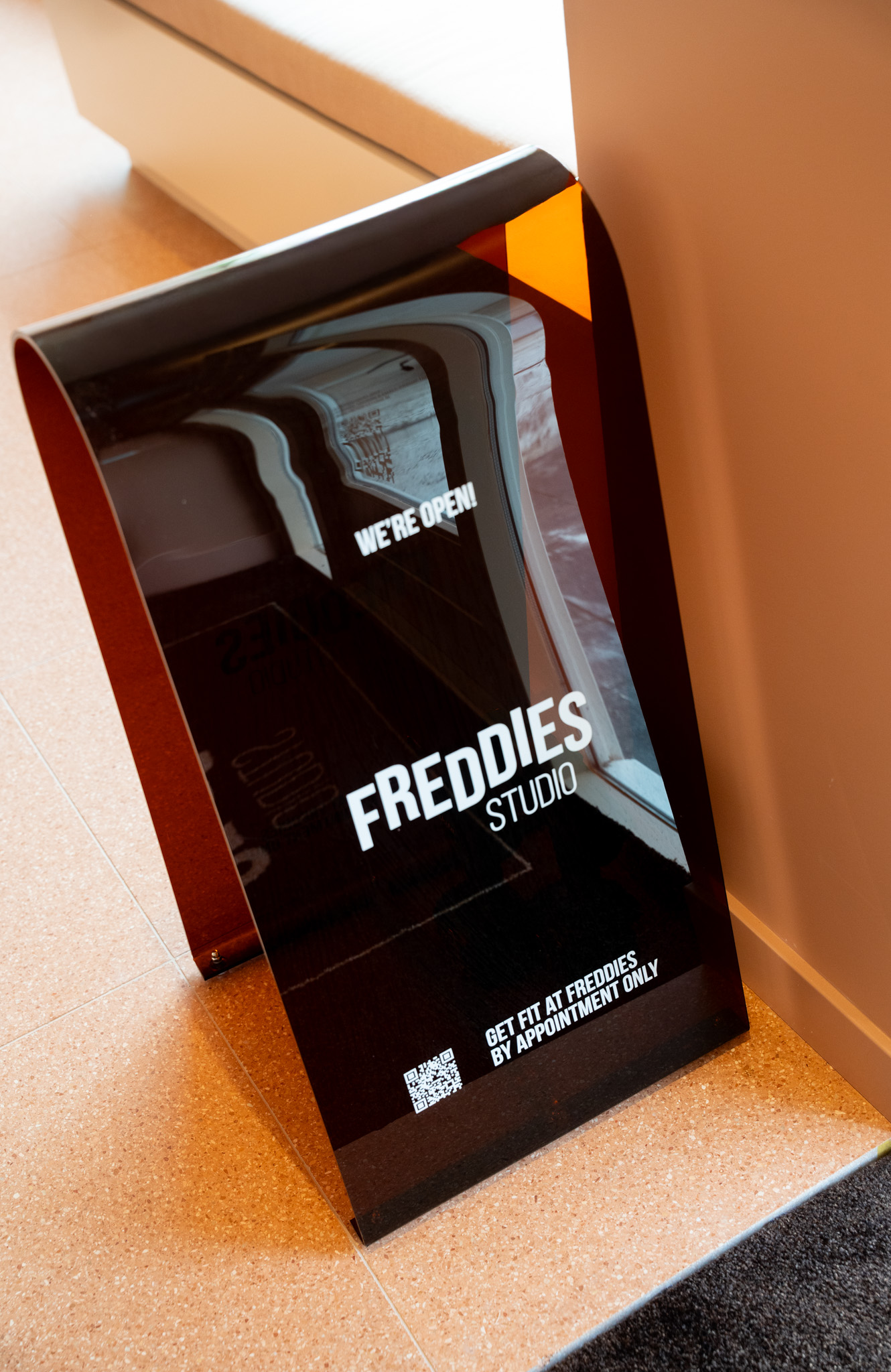 freddies-studio-bussum-reclamebord-met-were-open-tekst-en-qr-code-bij-ingang