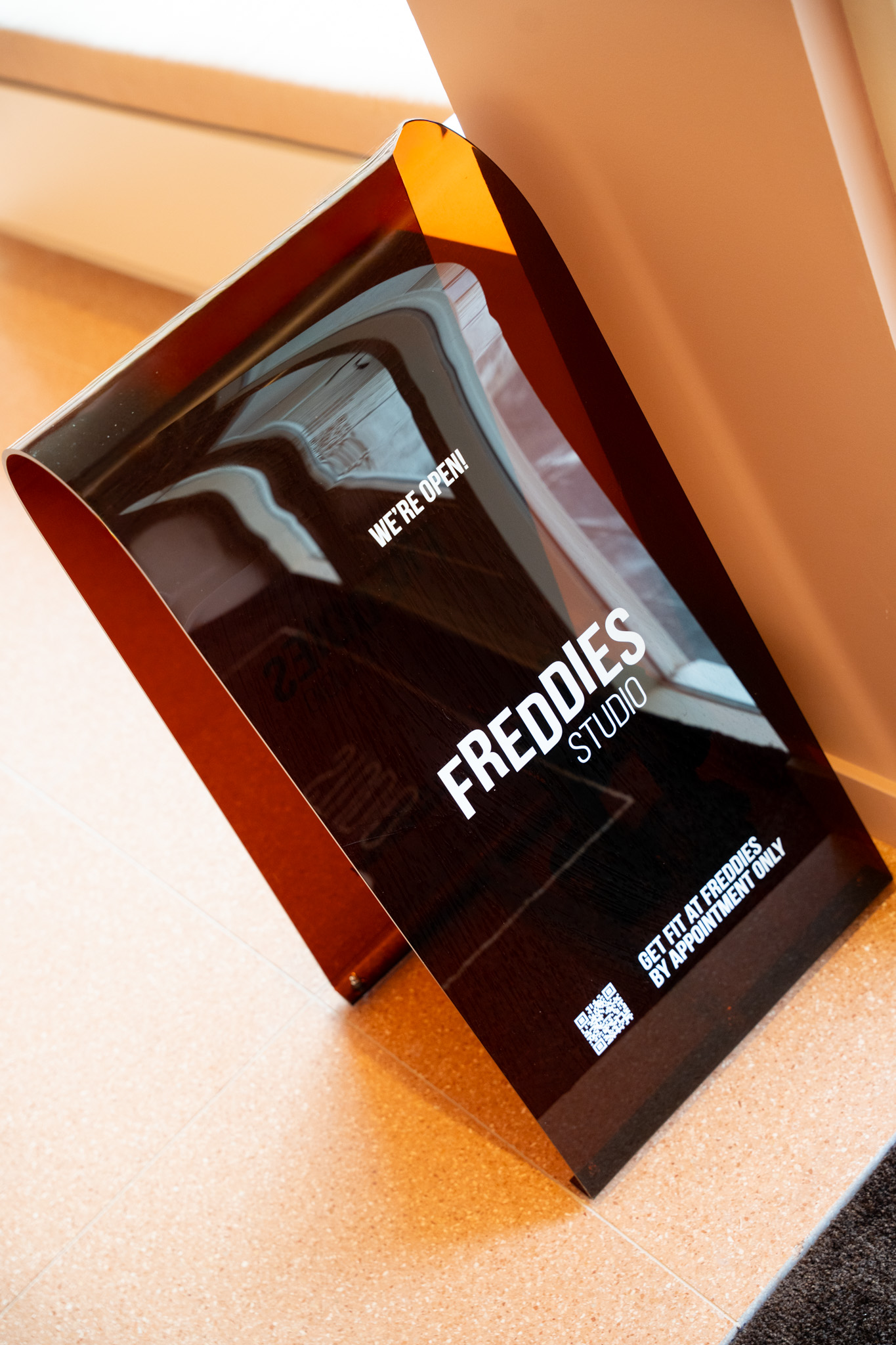 freddies-studio-bussum-reclamebord-met-were-open-tekst-tegen-muur-andere-hoek