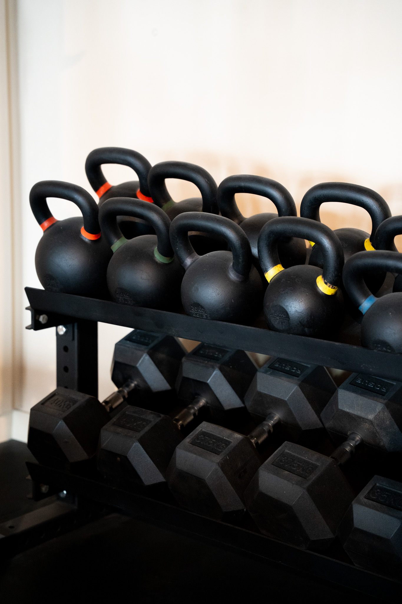 freddies-studio-bussum-rij-kettlebells-op-rek-boven-dumbbells-close-up