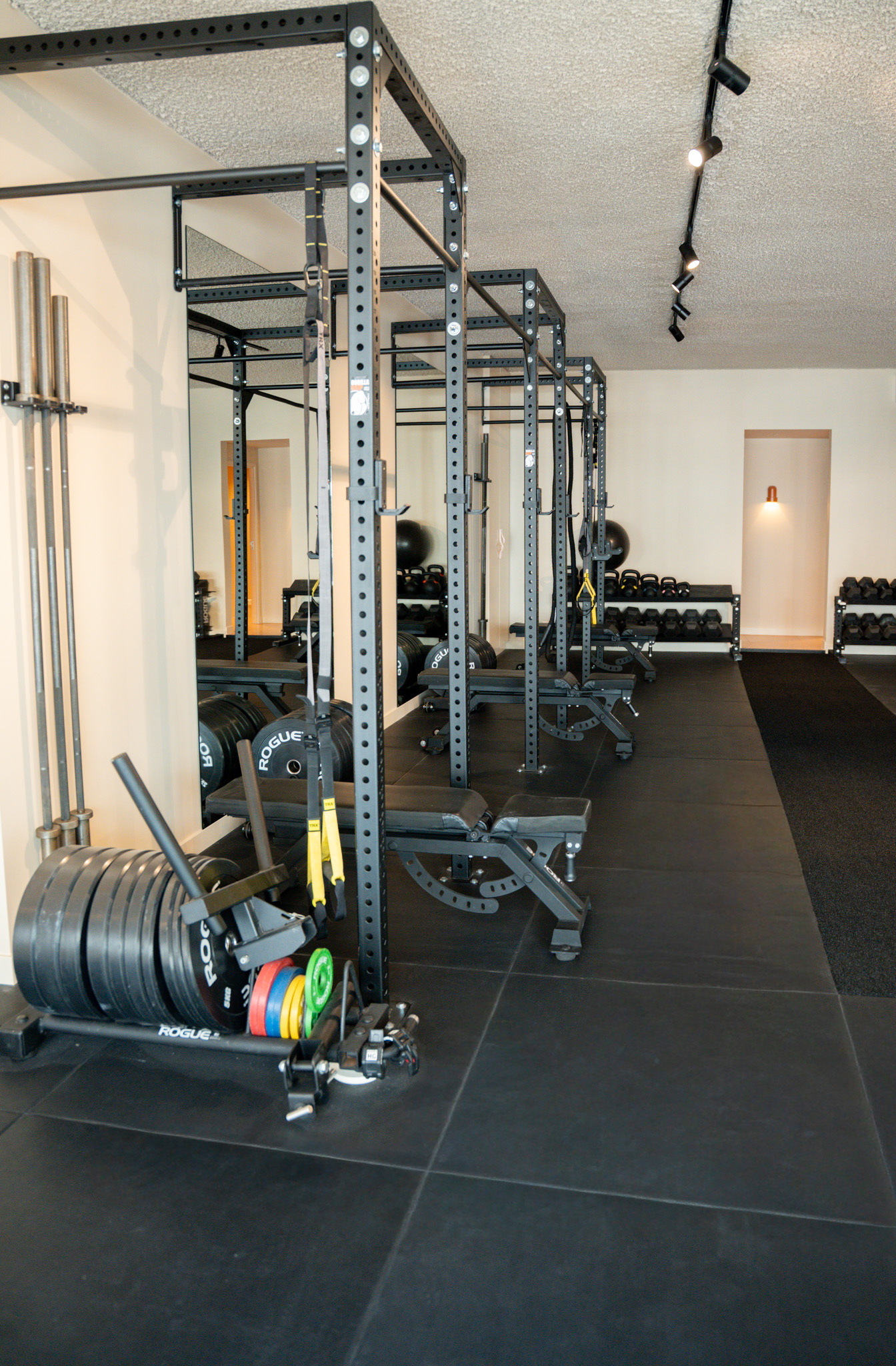 freddies-studio-bussum-rij-power-racks-andere-hoek-met-barbell-opslag-en-trx-banden