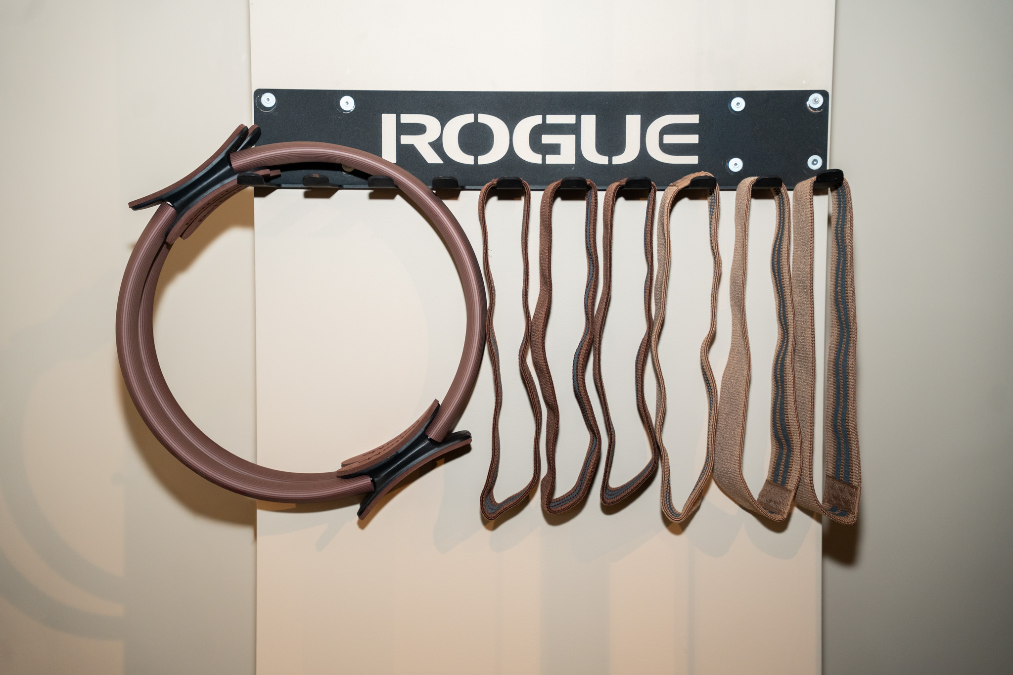 freddies studio bussum rogue wandhouder met weerstandsbanden en pilates ring