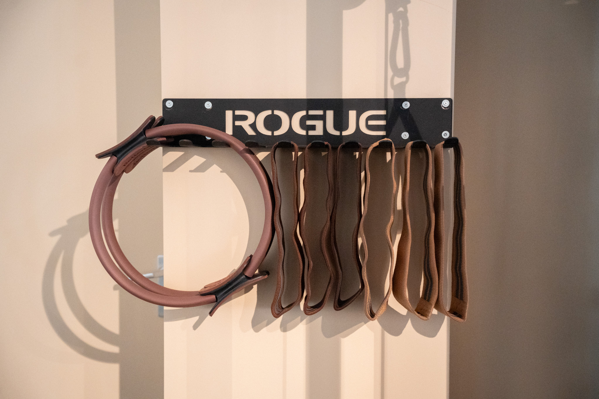 freddies studio bussum rogue wandhouder weerstandsbanden en pilates ring met schaduw