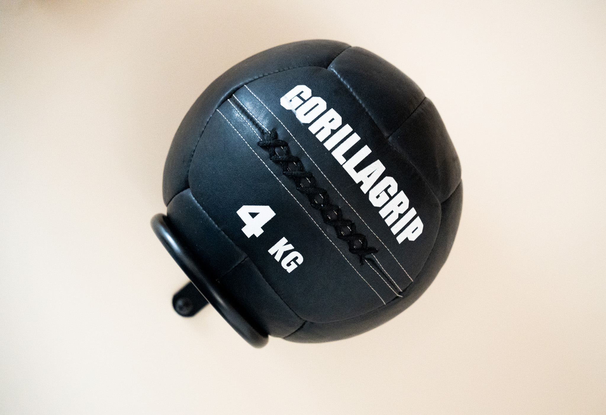 freddies studio bussum schuine close up gorillagrip medicijnbal vier kg aan wandhouder