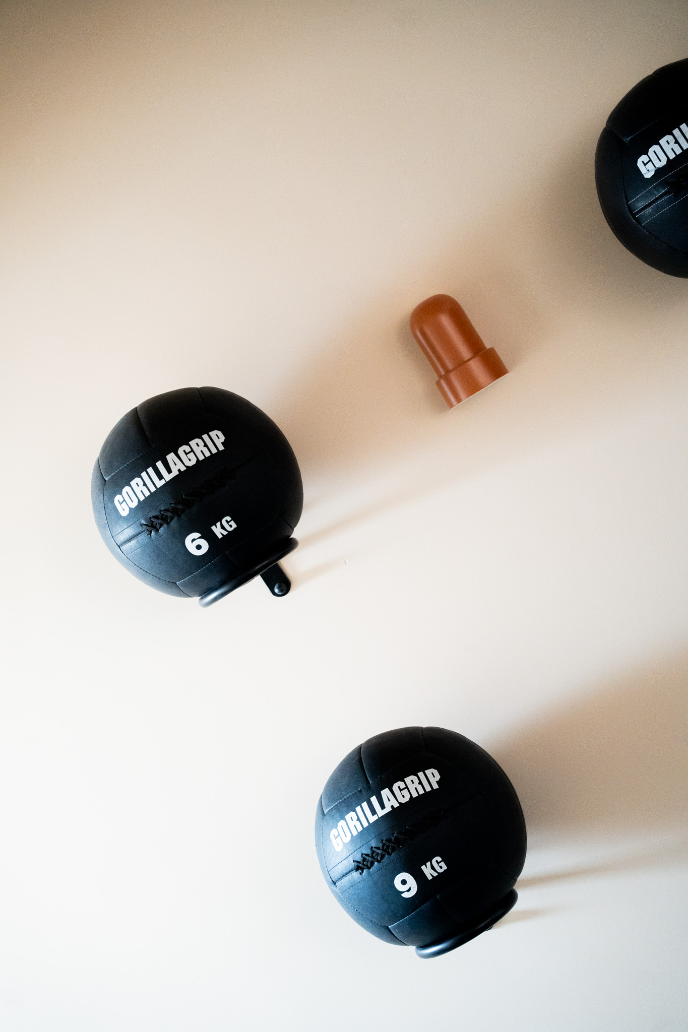 freddies-studio-bussum-schuine-opname-gorillagrip-medicijnballen-zes-kg-en-negen-kg-met-wandlamp