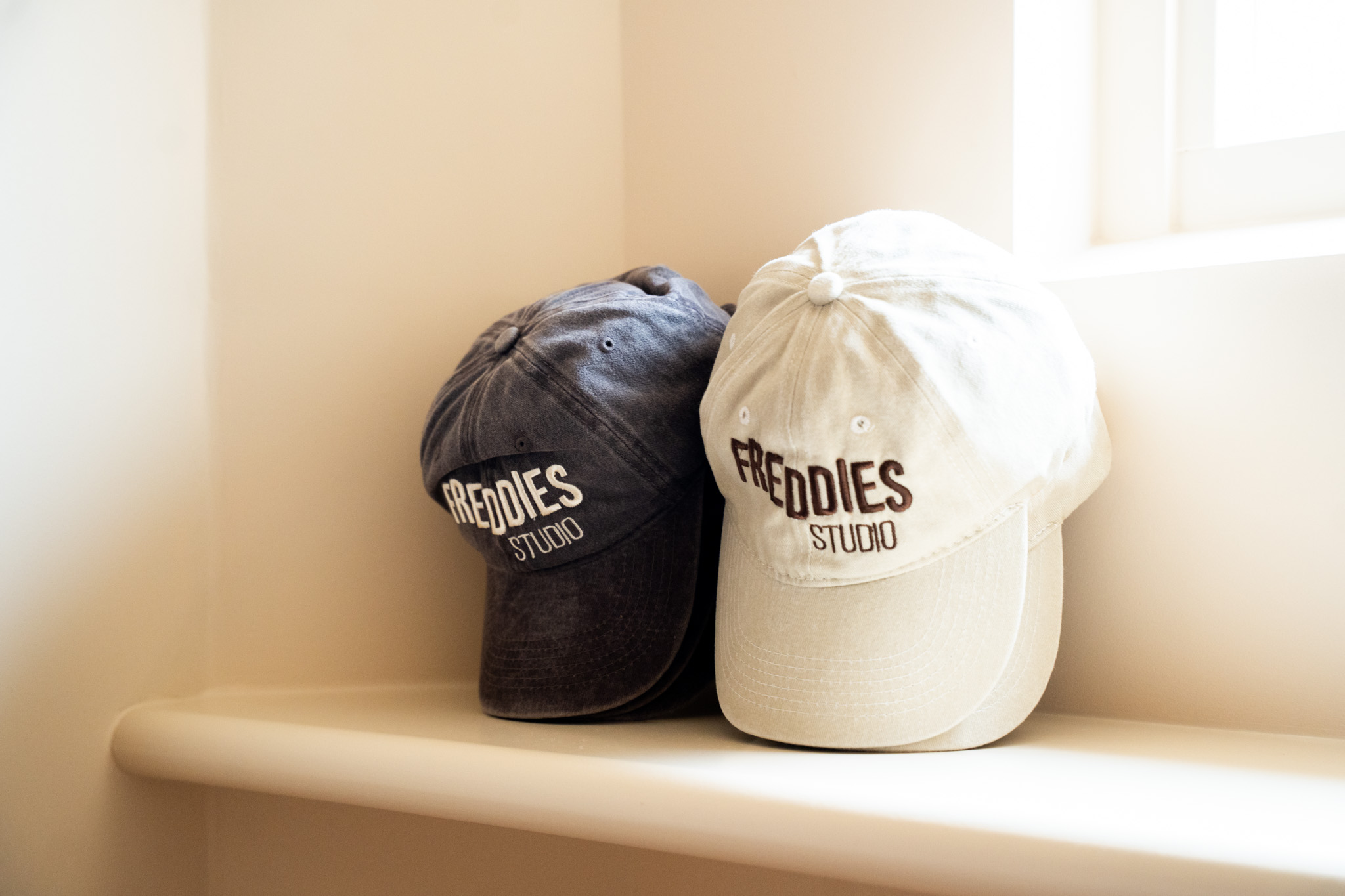 freddies studio bussum twee freddies studio petten op vensterbank in hoek