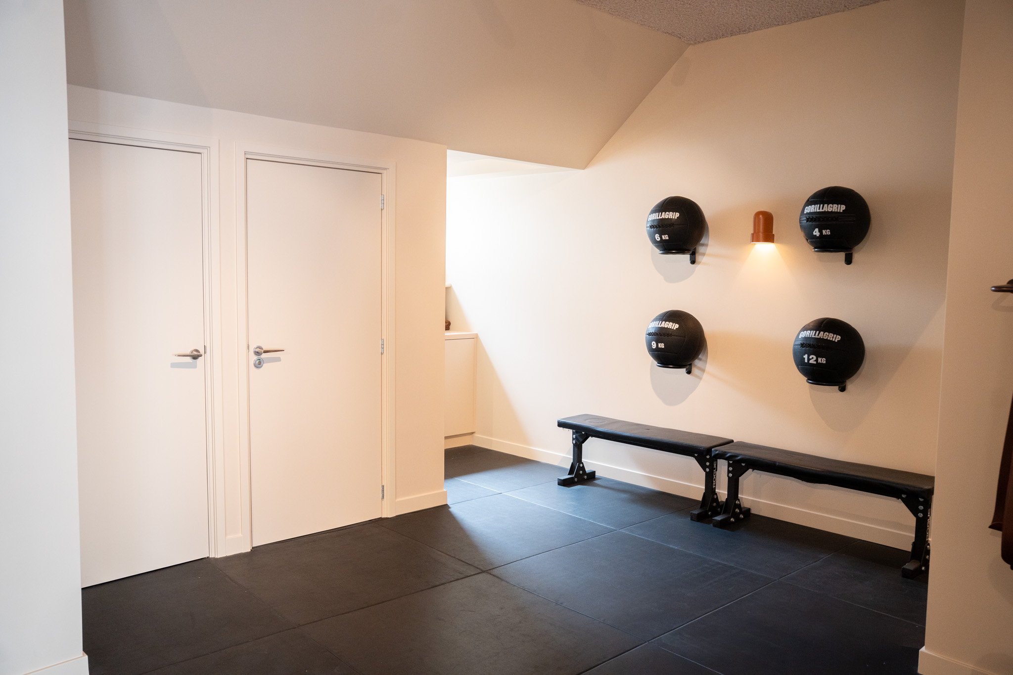 freddies studio bussum twee witte deuren naast gorillagrip medicijnballen andere hoek