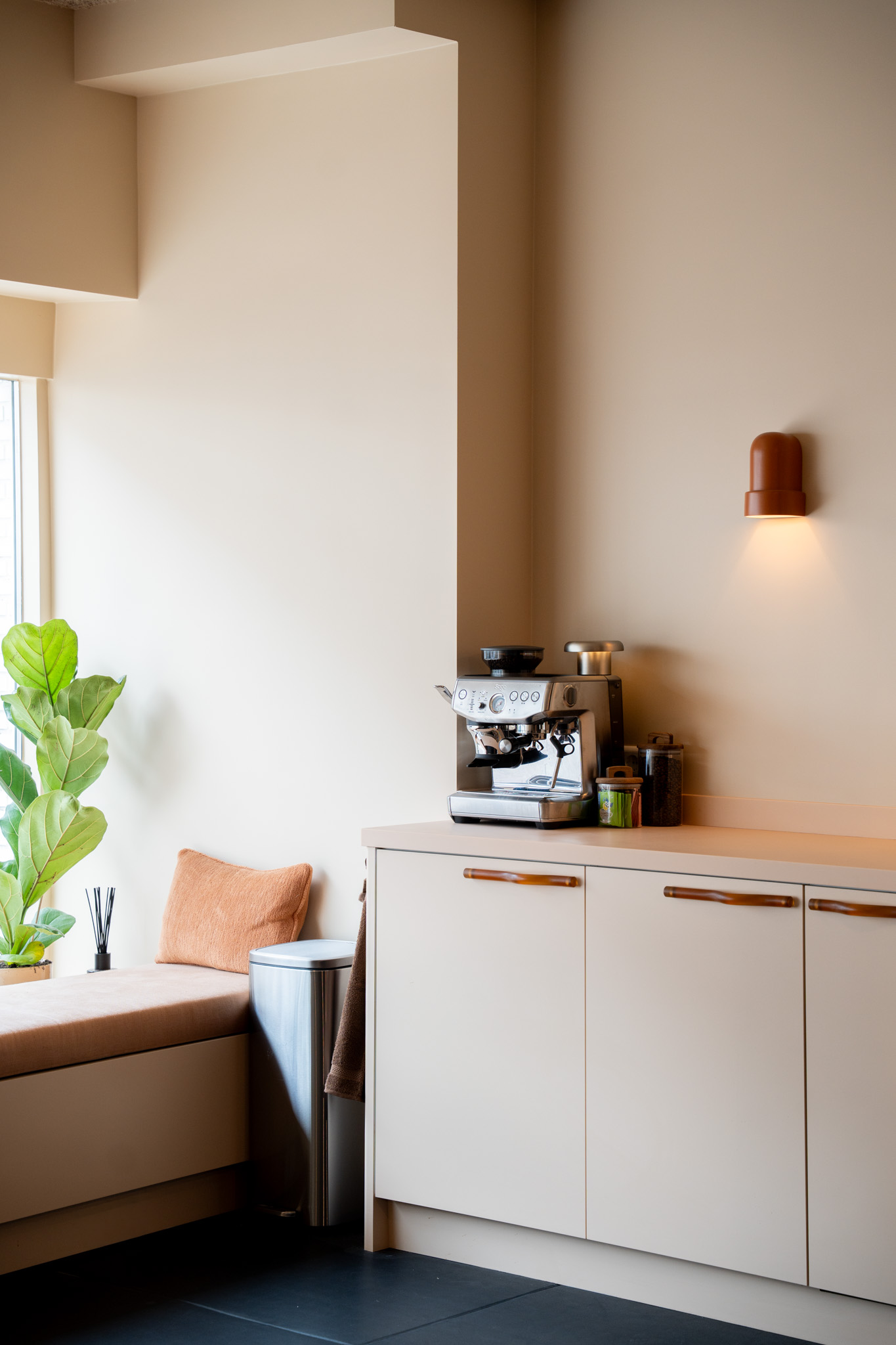 freddies-studio-bussum-vensterbank-met-plant-kussen-en-espressomachine-andere-hoek