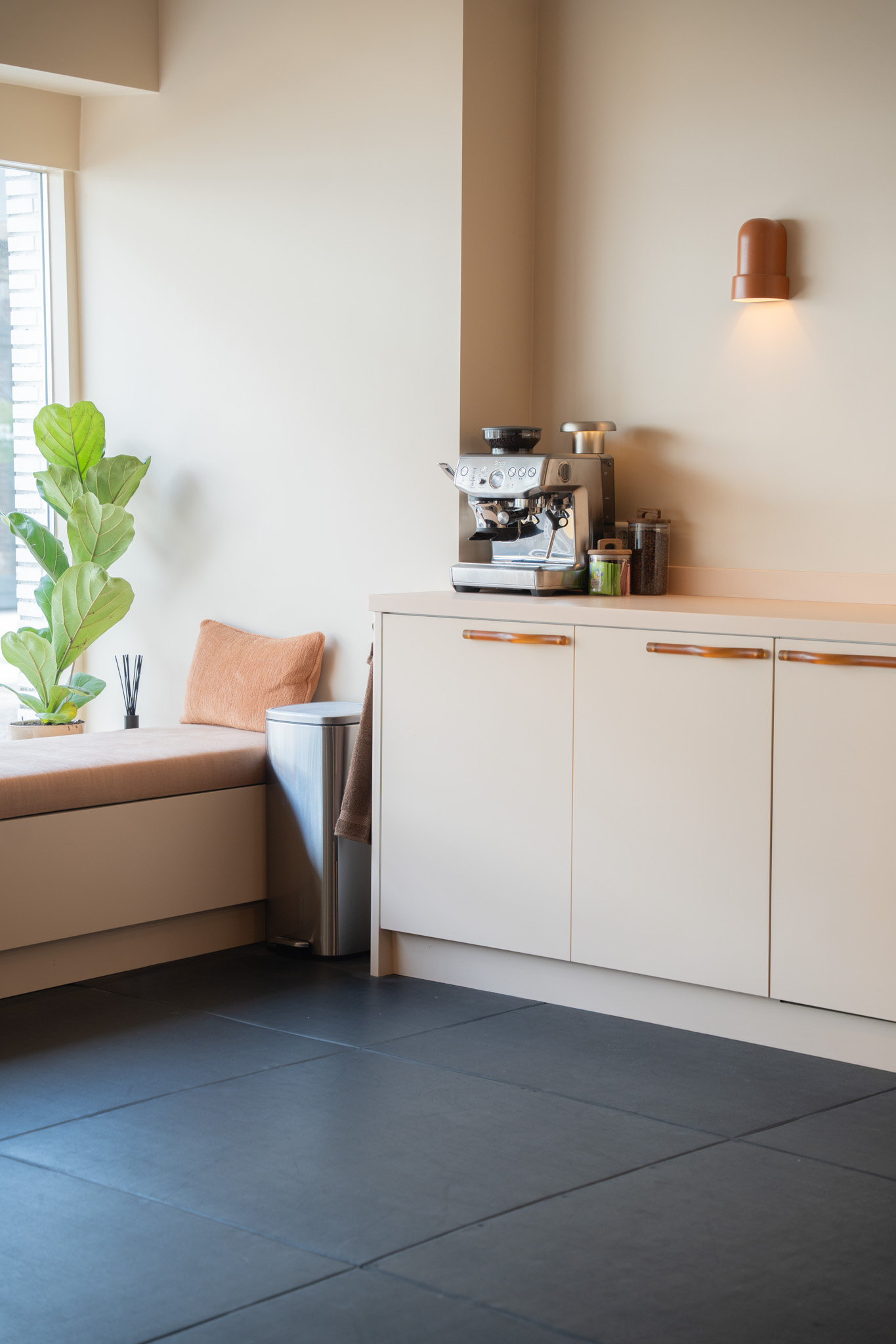 freddies-studio-bussum-vensterbank-met-vijgenbladplant-naast-keukenblok-met-koffiezetapparaat