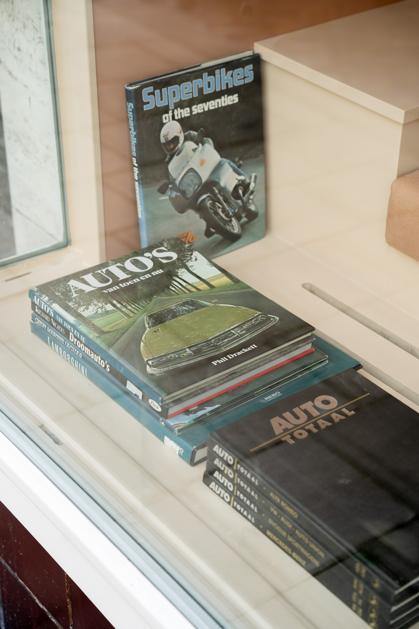 freddies-studio-bussum-vensterbank-met-vintage-boeken-over-motoren-en-autos