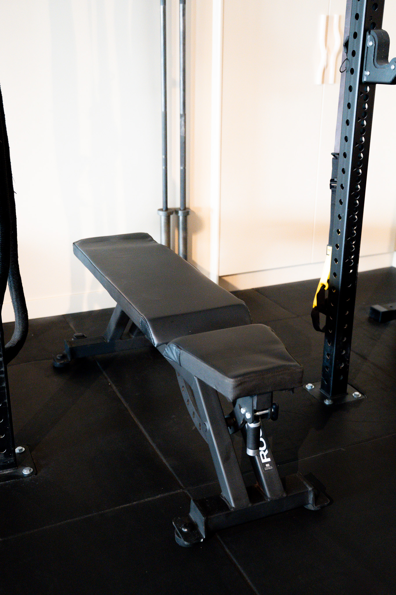 freddies-studio-bussum-verstelbare-fitnessbank-bij-power-rack-met-trx-band