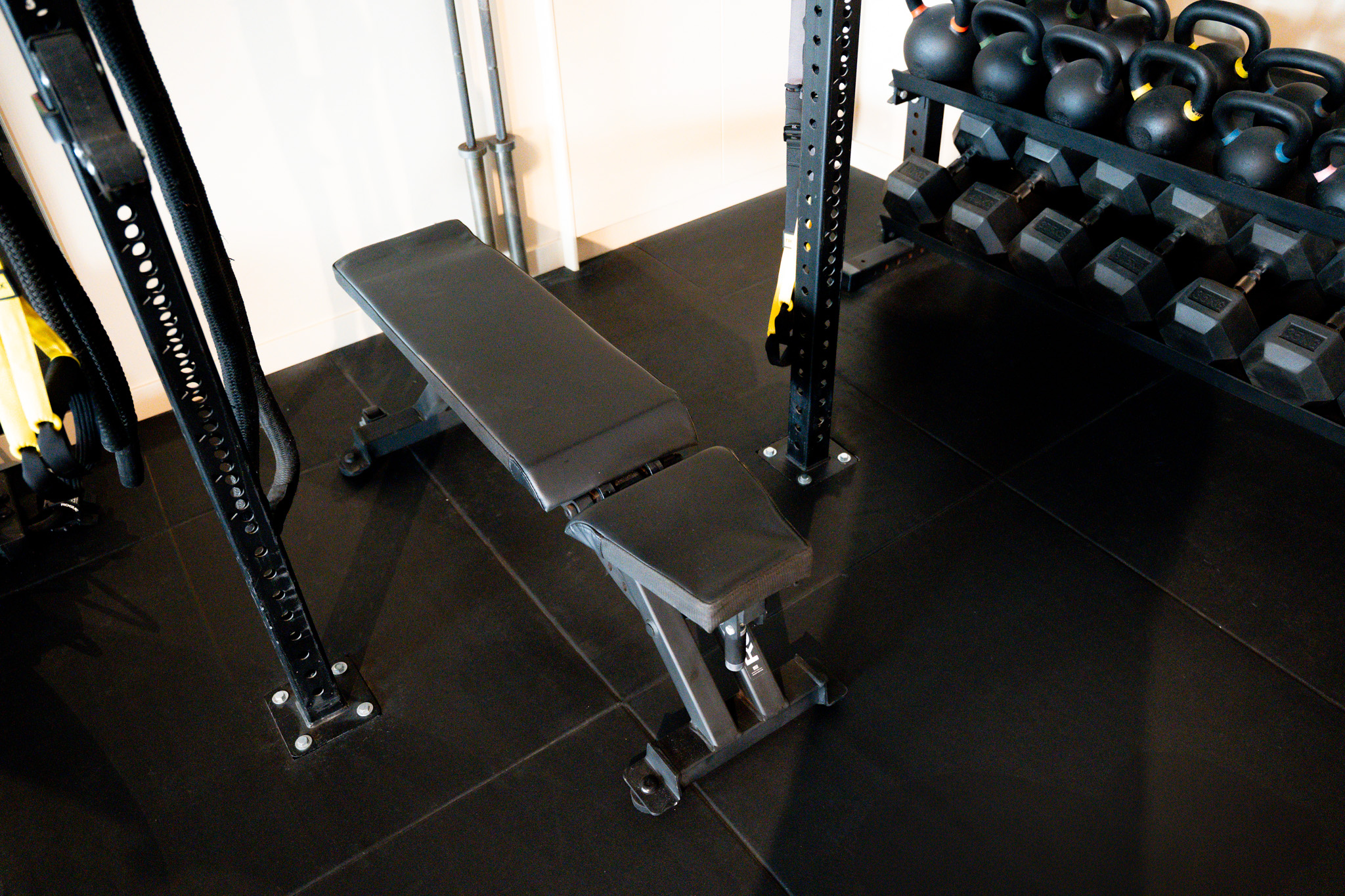 freddies studio bussum verstelbare fitnessbank naast kettlebellrek en dumbbellrek
