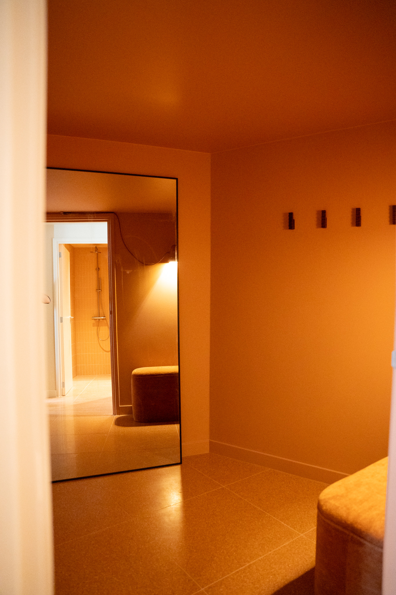 freddies-studio-bussum-verticale-doorkijk-spiegel-naar-inloopdouche-met-terracotta-tegels