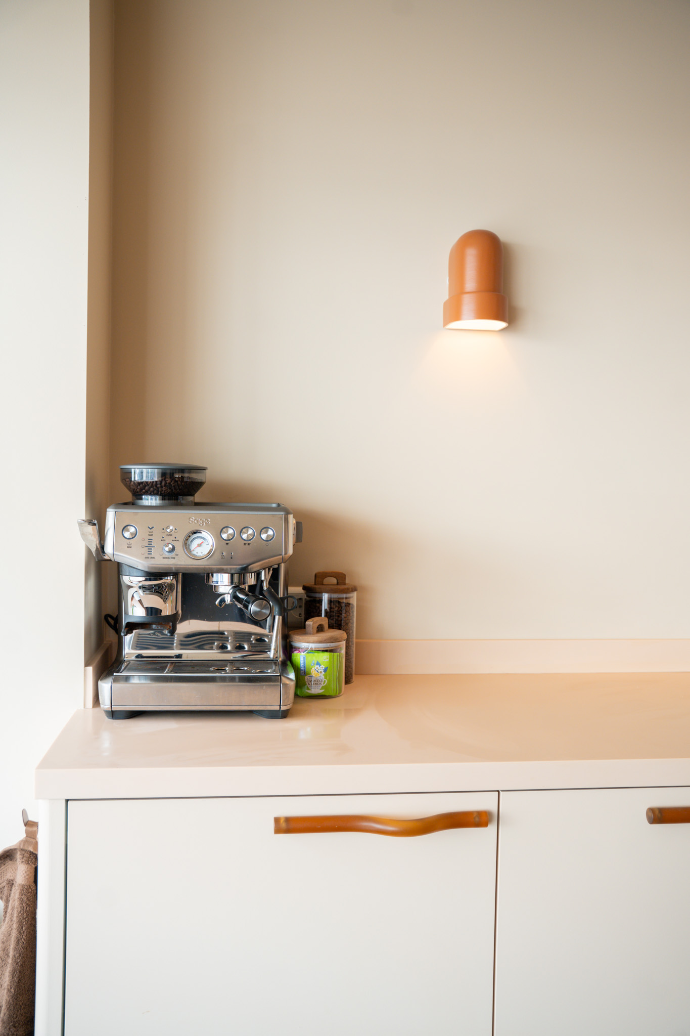 freddies-studio-bussum-verticale-opname-espressomachine-met-wandlamp-en-voorraadpotten