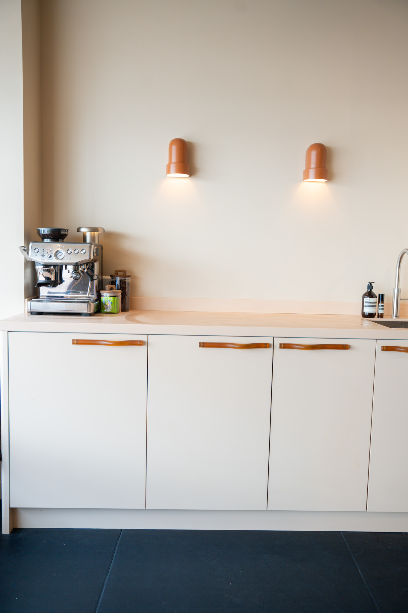 freddies-studio-bussum-verticale-opname-keukenblok-met-wandlampen-koffiezetapparaat-en-wastafel