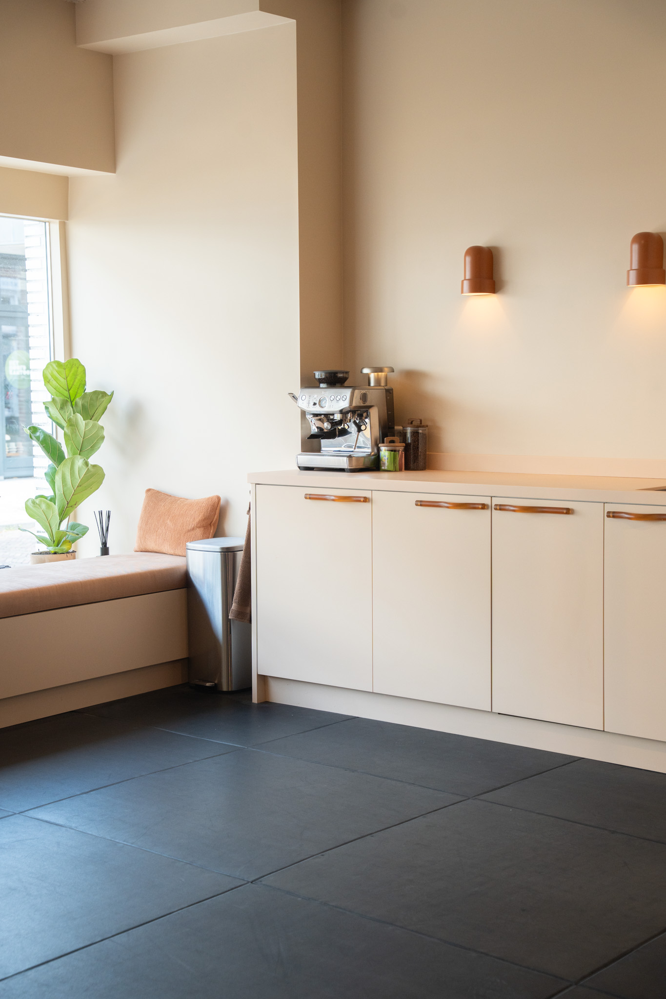 freddies-studio-bussum-verticale-opname-vensterbank-met-plant-en-keukenblok-met-twee-wandlampen