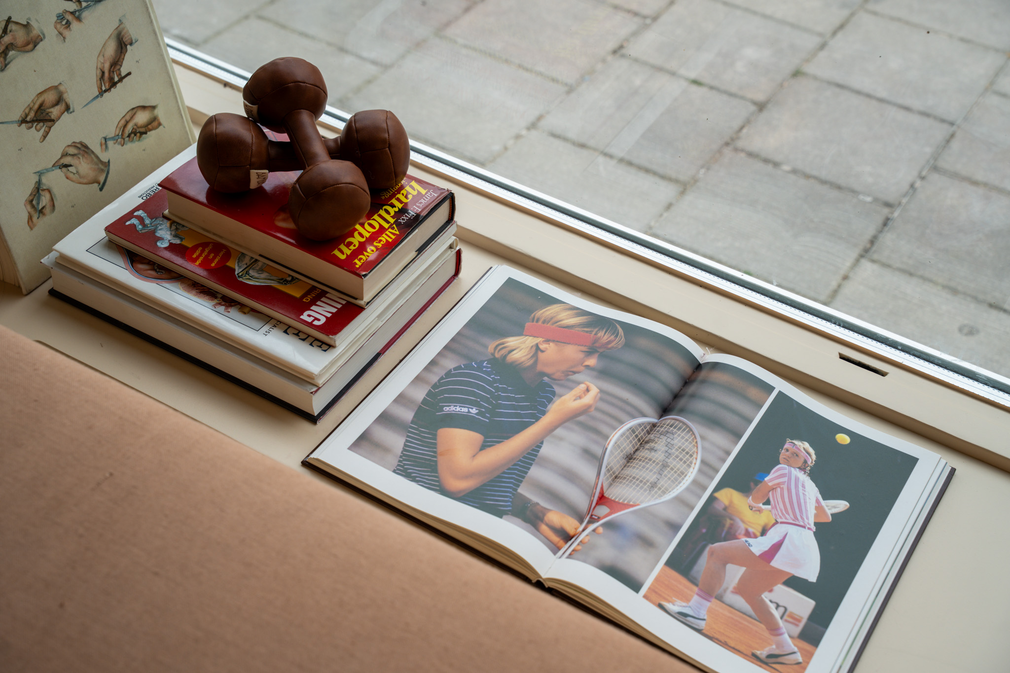 freddies studio bussum vintage dumbbells boeken en tennisfotos op vensterbank